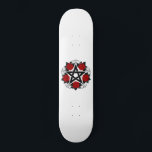 Skateboard Pentagramme aux roses rouges<br><div class="desc">Pentagramme noir avec motif,  décoré de fleurs,  roses rouges avec feuilles sur arrière - plan blanc. Style tatouage.</div>