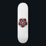 Skateboard Pentagramme aux roses rouges<br><div class="desc">Pentagramme noir avec motif, décoré de fleurs, roses rouges avec feuilles sur arrière - plan blanc. Style tatouage.</div>