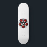 Skateboard Pentagramme avec roses rouges<br><div class="desc">Pentagramme noir avec motif,  décoré de roses rouges épanouies avec des feuilles sur fond blanc. Style de tatouage.</div>