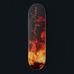 Skateboard personnalisé avec conception Flames<br><div class="desc">Offrez un cadeau spécial au pensionnaire dans votre vie avec ce skateboard personnalisé avec un design de flammes ultra cool. Le design vous permet d'entrer n'importe quel nom.</div>