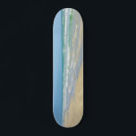 Skateboard Plage jolie Photo Custom Seashore Sandpiper<br><div class="desc">Ce magnifique skateboard de bord de mer présente de belles vagues bleues et vertes qui s'avancent sur le rivage de la plage. Le joli bleu clair du ciel ensoleillé et de l'océan ainsi que le sable clair de la plage font l'arrière - plan parfait pour le skate board d'été.</div>