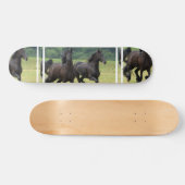 Skateboard Planche à roulettes frisonne galopante de chevaux (Horz)