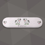 Skateboard Planche à roulettes rose Vache<br><div class="desc">Un skateboard rose amusant avec des vaches mignonnes sur l'herbe et un prénom personnalisable. Un grand cadeau pour un skateboardeur qui aime les animaux Kawaii et la couleur rose!</div>