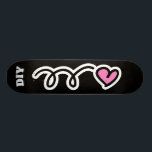 Skateboard Plate-forme rose faite sur commande de planche à<br><div class="desc">Plate-forme faite sur commande de planche à roulettes de conception de coeur de rose de monogramme. Le panneau en bois frais de patin conçoit pour des garçons et des filles. Idée de cadeau d'anniversaire d'amusement pour les enfants de l'adolescence. Personnalisez avec votre propre nom unique, citation drôle ou lettres de...</div>