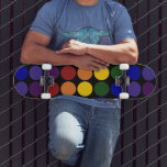 Skateboard Pois arc-en-ciel en noir<br><div class="desc">Des rangées de pois de couleur arc-en-ciel couvrent un arrière - plan noir. Les lignes décalées forment des diagonales de chaque couleur : violet,  indigo,  bleu,  vert,  jaune,  orange et rouge. numériquement créé une image. Copyright © Claire E. Skinner. Tous droits réservés.</div>