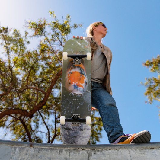Skateboard Poisson Koi dans un étang (Extérieur 1)