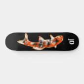 Skateboard Poisson Koi sur initiales personnalisées noires (Horz)