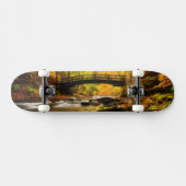 Skateboard Pont en bois et crique dans l'automne (Horz)