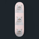 Skateboard Portrait de chat blanc Kitty blanc rose Fluffé mig<br><div class="desc">Ce design mignon et câliné est parfait pour les amateurs de chats chatons. Il comprend un chaton blanc et moelleux peint à la main avec les yeux bleu vif sur un simple arrière - plan rose vif. C'est un design animal moderne, adorable, artistique et tendance. ***REMARQUE IMPORTANTE DE CONCEPTION :...</div>