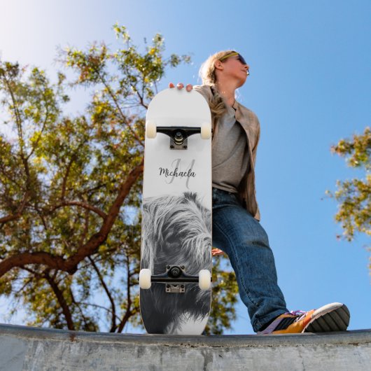 Skateboard Portrait de vache Highland premier monogramme noir (Extérieur 1)