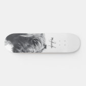 Skateboard Portrait de vache Highland premier monogramme noir (Horz)