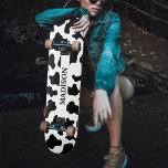Skateboard Poster de animal de vache tacheté noir et blanc No<br><div class="desc">La vache noire et blanche cache le skateboard poster de animal avec le texte du nom. Conception Unisex pour les hommes et les femmes. Convient aux enfants et aux adultes. Idéal pour les cowboy / cowgirl country thèmes de ferme.</div>