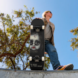 Skateboard Poupée gothique Eerie avec Halloween sanguin