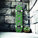 Skateboard Poussins de zombie vert<br><div class="desc">Des beignes zombies surmontées de fines fines gouttelettes et de fines gouttelettes vertes</div>