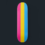 Skateboard Pride transexuelle (drapeau panaché)<br><div class="desc">Cette conception comprend le drapeau de la fierté Pansexual, qui a été conçu comme un symbole pour représenter la communauté pansexuelle. Il est similaire au drapeau de la communauté LGBT arc-en-ciel, qui est utilisé comme symbole pour les lesbiennes, gays, bisexuels, transgenres et tous les autres membres de la communauté. Le...</div>