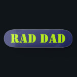 Skateboard Rad Papa néon vert marine bleu typographie moderne<br><div class="desc">Stickers cool de typographie moderne Rad Dad néon et bleu marine.
Texte vert néon entièrement personnalisable,  créez le vôtre !
Un grand cadeau pour votre père pour la fête des pères ou pour son anniversaire.
Vérifiez que le reste de la collection correspond aux éléments de coordination correspondants.</div>