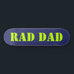 Skateboard Rad Papa néon vert marine bleu typographie moderne<br><div class="desc">Stickers cool de typographie moderne Rad Dad néon et bleu marine.
Texte vert néon entièrement personnalisable,  créez le vôtre !
Un grand cadeau pour votre père pour la fête des pères ou pour son anniversaire.
Vérifiez que le reste de la collection correspond aux éléments de coordination correspondants.</div>