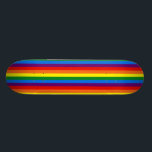 Skateboard Rayures d'arc-en-ciel sur l'appui noir du gay<br><div class="desc">Montrez votre fierté ou la soutenez avec cette planche à roulettes fraîche de fierté d'arc-en-ciel ! Voulez ajouter un certain texte ou slogan ? Entrez dans le plein secteur de personnalisation en cliquant sur la personnaliser il bouton.</div>