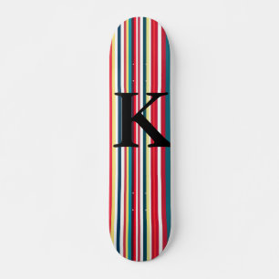 Skateboard Rayures rétro colorées ajoutent la lettre initiale