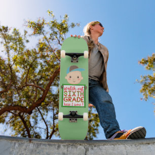 Skateboard REGARDEZ LA SIXIÈME GRADE ICI JE VIENS drôle migno