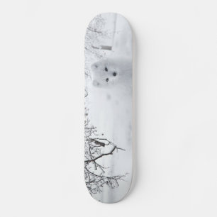 Skateboard Renard des neiges dans les bois d'hiver