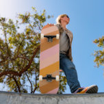 Skateboard Rétro esthétique Motif rayé rose rouille orange<br><div class="desc">Stationnez-vous au skatepark avec cette terrasse de skateboard d'inspiration rétro avec de larges bandes diagonales dans les tons chauds pastel rose, bronzé et brun doré. Un mélange parfait de style et de personnalité pour les patineurs qui aiment le design audacieux et vintage avec une touche moderne.</div>