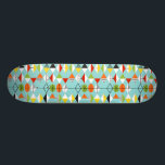 Skateboard Rétro planche à roulettes de motif de harlequin<br><div class="desc">Cette rétro planche à roulettes de motif de harlequin est style moderne de la moitié du siècle à son plus fin. Les caractéristiques de conception inspirées vintages qu'un arrière - plan d'aqua avec des rangées des formes triangulaires formant un harlequin modèlent. Les formes deux-modifiées la tonalité de diamant sont jaunes,...</div>