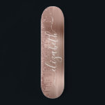 Skateboard Rose Gold Dripping Glitter Personalized<br><div class="desc">Patinage sur poutres personnalisées avec fausse parties scintillant en or rose qui s'écoule contre un arrière - plan en feuille métallique en or rose. Monogramme avec votre nom dans un script blanc élégant avec des swashes.</div>