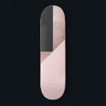 Skateboard Rose moderne Gold Noir Blush rose Géométrique<br><div class="desc">Cette motif élégante et chic conviendra parfaitement à une femme moderne. Il présente une feuille d'or rose imitation, un motif géométrique triangulaire en blocs de couleur noire et rose vif. Design, tendance, unique et tendance ! ***REMARQUE IMPORTANTE DE CONCEPTION : Pour les demandes personnalisées relatives aux changements de conception, y...</div>