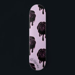 Skateboard Rose noir goutte et les filles Nom Fille rose<br><div class="desc">Ce skateboard amusant avec un design rose et un nom personnalisé ferait un cadeau merveilleux pour quelqu'un qui est dans le skateboard! Ajoutez facilement le nom désiré en cliquant sur l'option "personnaliser ce modèle".</div>