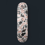 Skateboard Rose or noir feuille florale Motif d'illustration<br><div class="desc">Cette motif moderne et élégante conviendra parfaitement à une femme design et branchée. Il présente une feuille d'or rose imitation, des fleurs en noir, gris et blanc dessinées à la main, ainsi qu'un motif d'illustration en feuilles. C'est un design chic, joli, unique et luxueux, idéal pour une femme raffinée et...</div>
