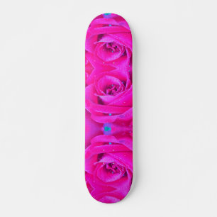Skateboard Rouge cramoisi parfait et détail de rose bleu clai