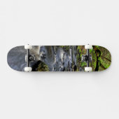 Skateboard Ruisseau traverse la forêt (Horz)
