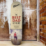 Skateboard Russe Meilleur Papa Jamais Typographie Photo<br><div class="desc">Rustic Best Dad Ever Typographie Patinage photo avec noms. La typographie tendance rouge et noir est sur un arrière - plan beige rustique. Ajoutez votre photo préférée et vos noms dans le doux message. Cette planche à roulettes moderne et personnalisée est un cadeau parfait pour un père ou un nouveau...</div>