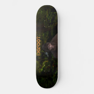 SKATEBOARD SASQUATCH DE GRANDE PIÈCE DANS LES BOIS