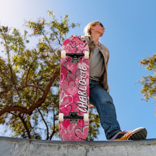 Skateboard Sérénité rose : Graffiti joués Coeurs d'amour (Extérieur 1)