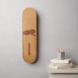Skateboard Serpent de maïs orange rouge réaliste personnalisé<br><div class="desc">Ce skateboard présente une illustration réaliste d'un serpent de maïs enroulé en rouge et orange. Il est prêt à être personnalisé avec un nom en lettres orange rougeâtre. Fait un grand cadeau pour les propriétaires de serpents d'animaux de compagnie.</div>