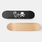 Skateboard S'est levé et le crâne sur le noir (Horz)