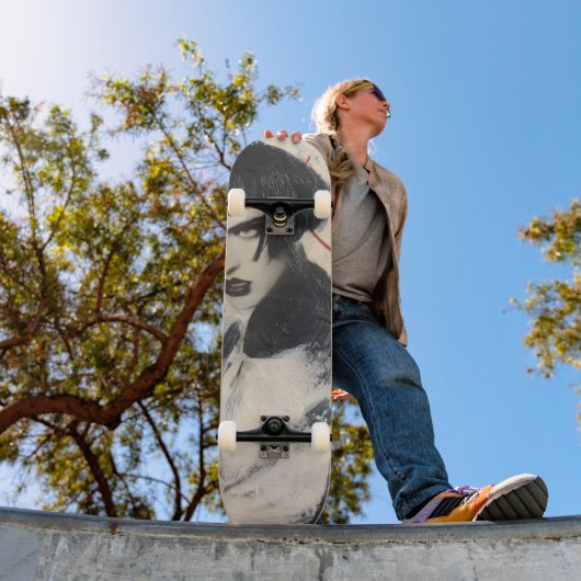 Skateboard She Who Is... (Extérieur 1)
