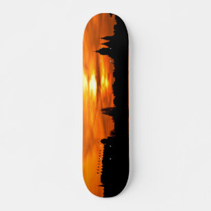 Skateboard Silhouette de la ville au plateau du coucher du so