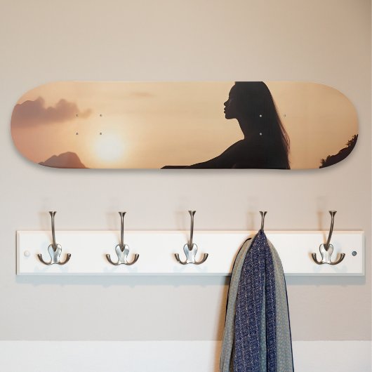 Skateboard Silhouette féminine au coucher du soleil