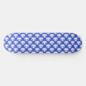 Skateboard Skatedeck bleu avec crânes blancs (Horz)