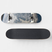 Skateboard Soleil Sur Les Eaux De La Terre. (Horz)