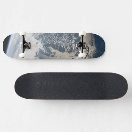 Skateboard Soleil Sur Les Eaux De La Terre. (Horz)