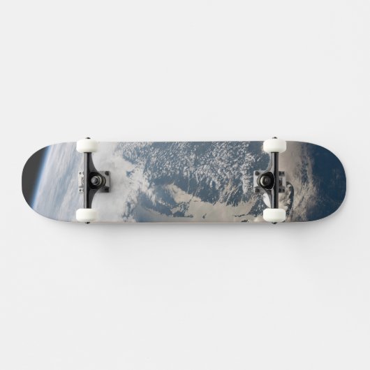 Skateboard Soleil Sur Les Eaux De La Terre. (Horz)