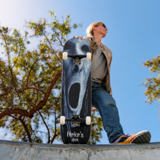 Skateboard Sorcière fantôme aux yeux creux gravée sur fond bl