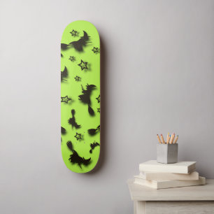 Skateboard Sorcière volante parmi les étoiles à Halloween nui