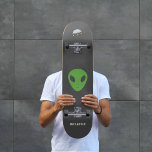 Skateboard Soucoupe volante et planche à roulettes Alien vert<br><div class="desc">Un Skateboard pour ceux qui croient ou qui aiment la science-fiction. Il est décoré d'un alien vert,  d'une soucoupe volante et d'un message personnalisable "Croyez" ! Un cadeau parfait pour un geek !</div>