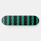 Skateboard spirales turquoise et bleue motif sur noir (Horz)