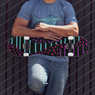 Skateboard Spots et rayures 2 - rose, pourpre, bleu et noir